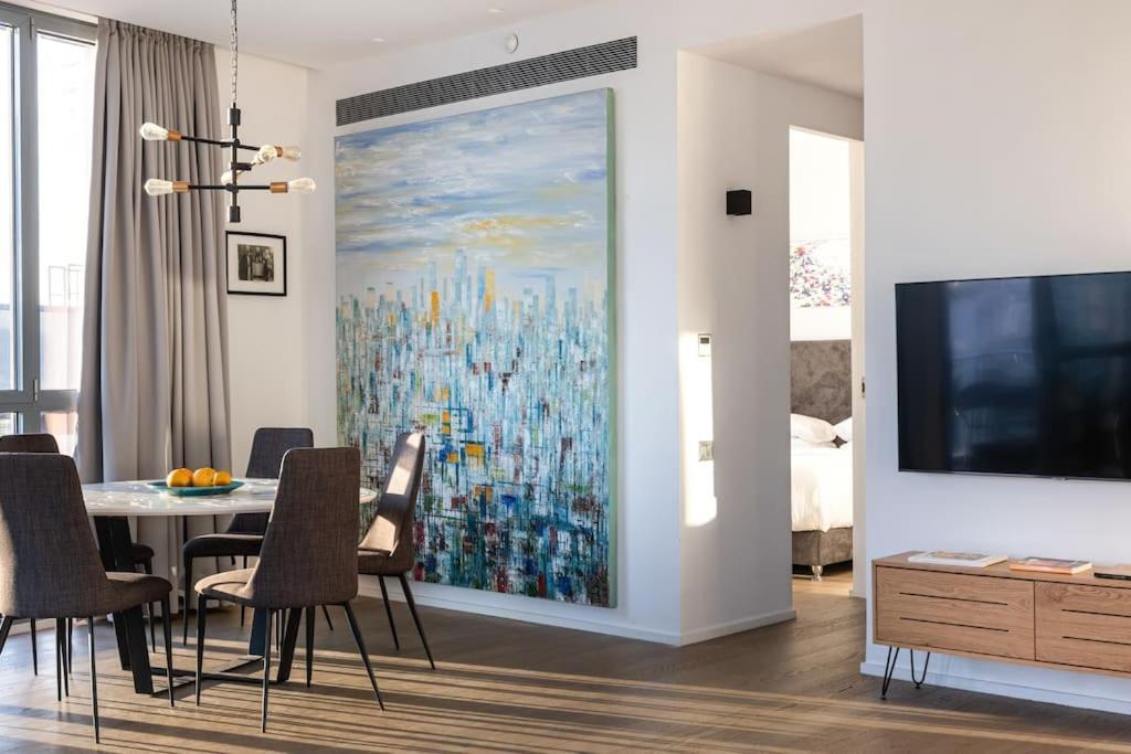 Upscale Rotschild By Five